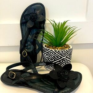 BORN•Flat Leather Sandals•BLACK with Leather Flower Detail•SIZE 6